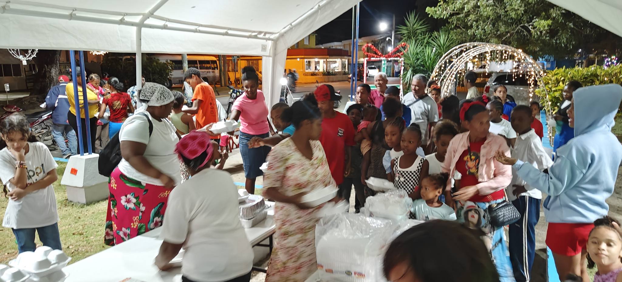 Fundación Manos que Dan Amor Inc. realiza con éxito Cena Especial Navideña en Sabana de la Mar